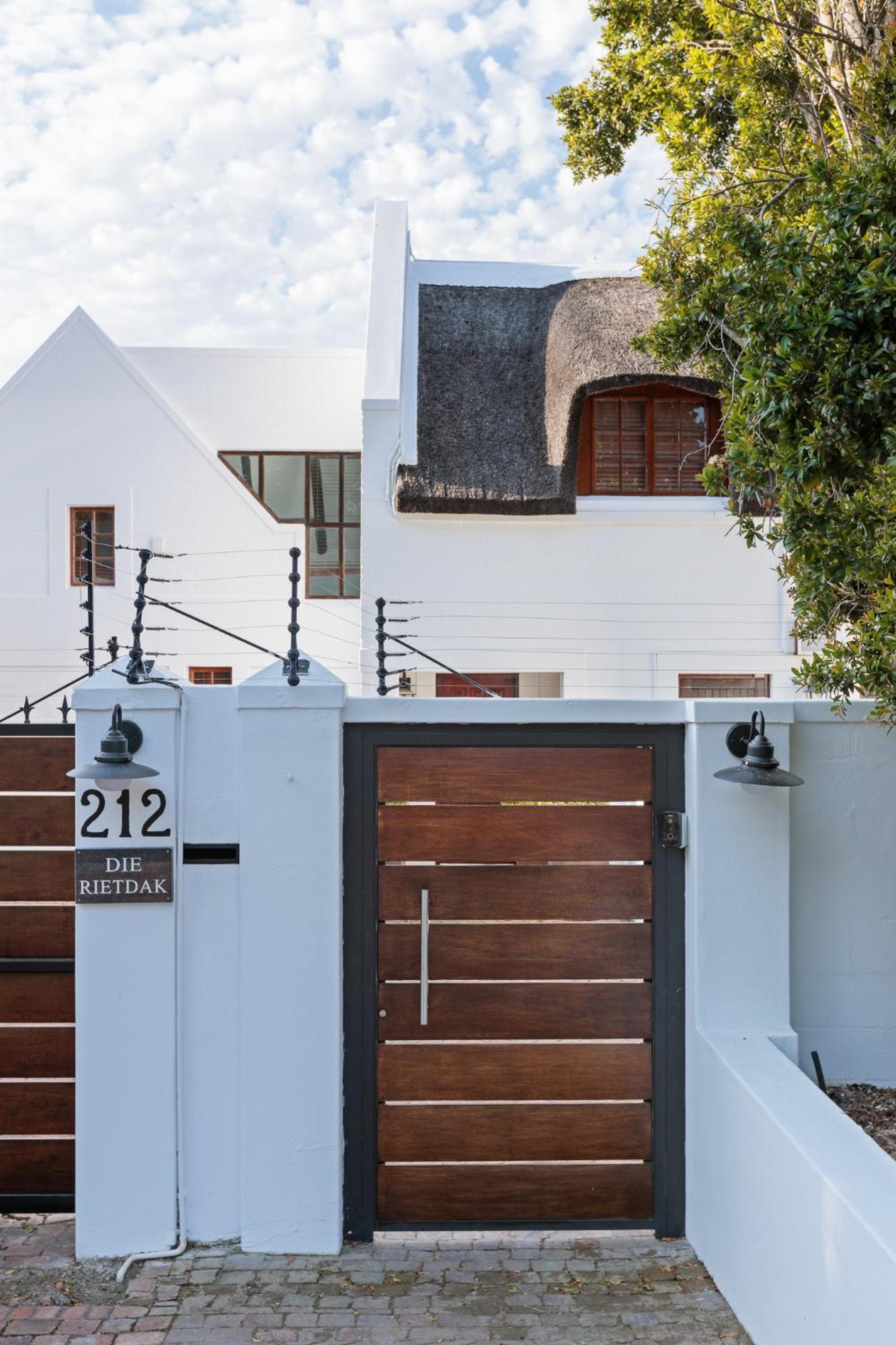 Die Rietdak - Reetdachhaus Mit Vier Schlafzimmern Cidade Do Cabo Exterior foto